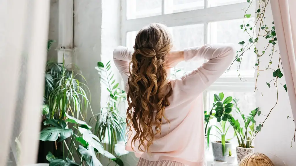 Stres a wypadanie włosów – jak przeciążony organizm wpływa na cebulki i kiedy warto sięgnąć po adaptogeny?