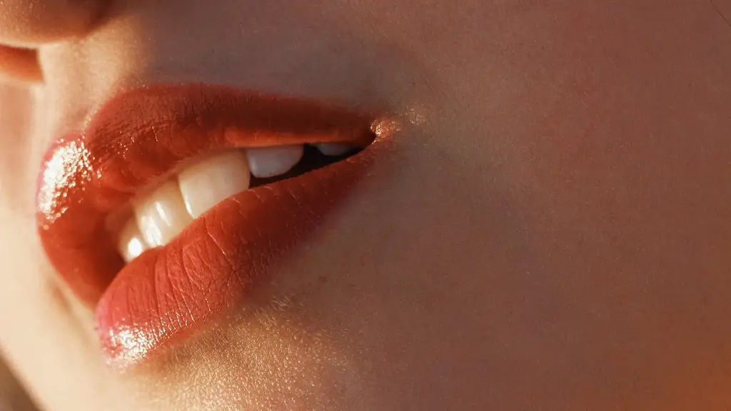 Kontur ust z cieniowaniem: Techniki dla pełniejszego wyglądu